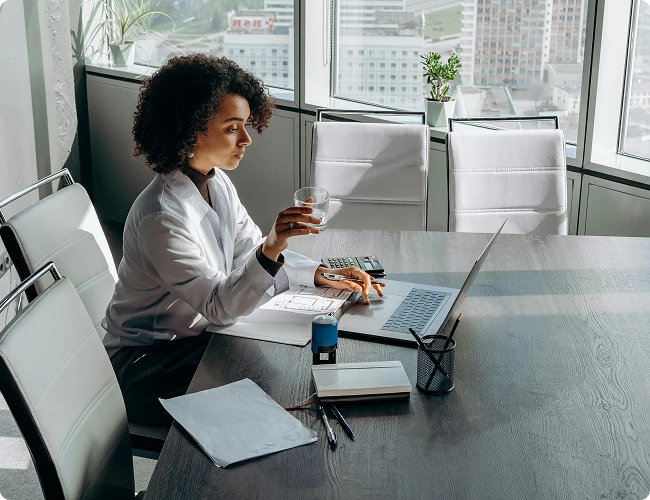 Consultores financieros en Madrid trabajando en equipo
